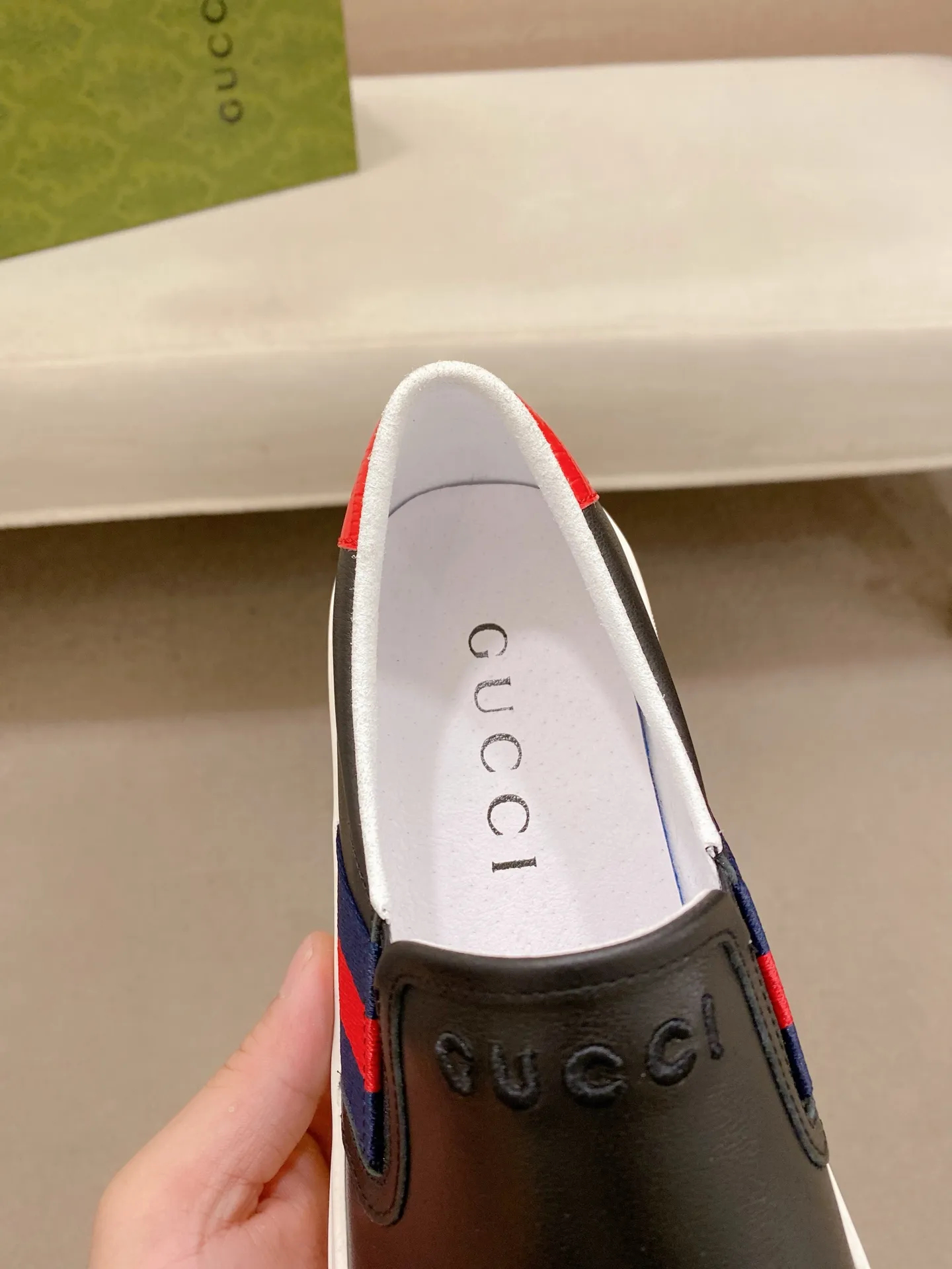 Men's shoes 💰 462💰The new GUCCI (Gucci) counters are launched simultaneously. The new men's shoes, 😘fabrics are selected from imported cowhide, and the lining is sheepskin lining. 👍🏿 High-end ☄️ air-cushion molded anti-slip rubber outsole, exquisite lines, simple and elegant, comfortable and high-end for leisure travel. Code number: 38 to 44 (45 can be customized and cannot be returned or exchanged)